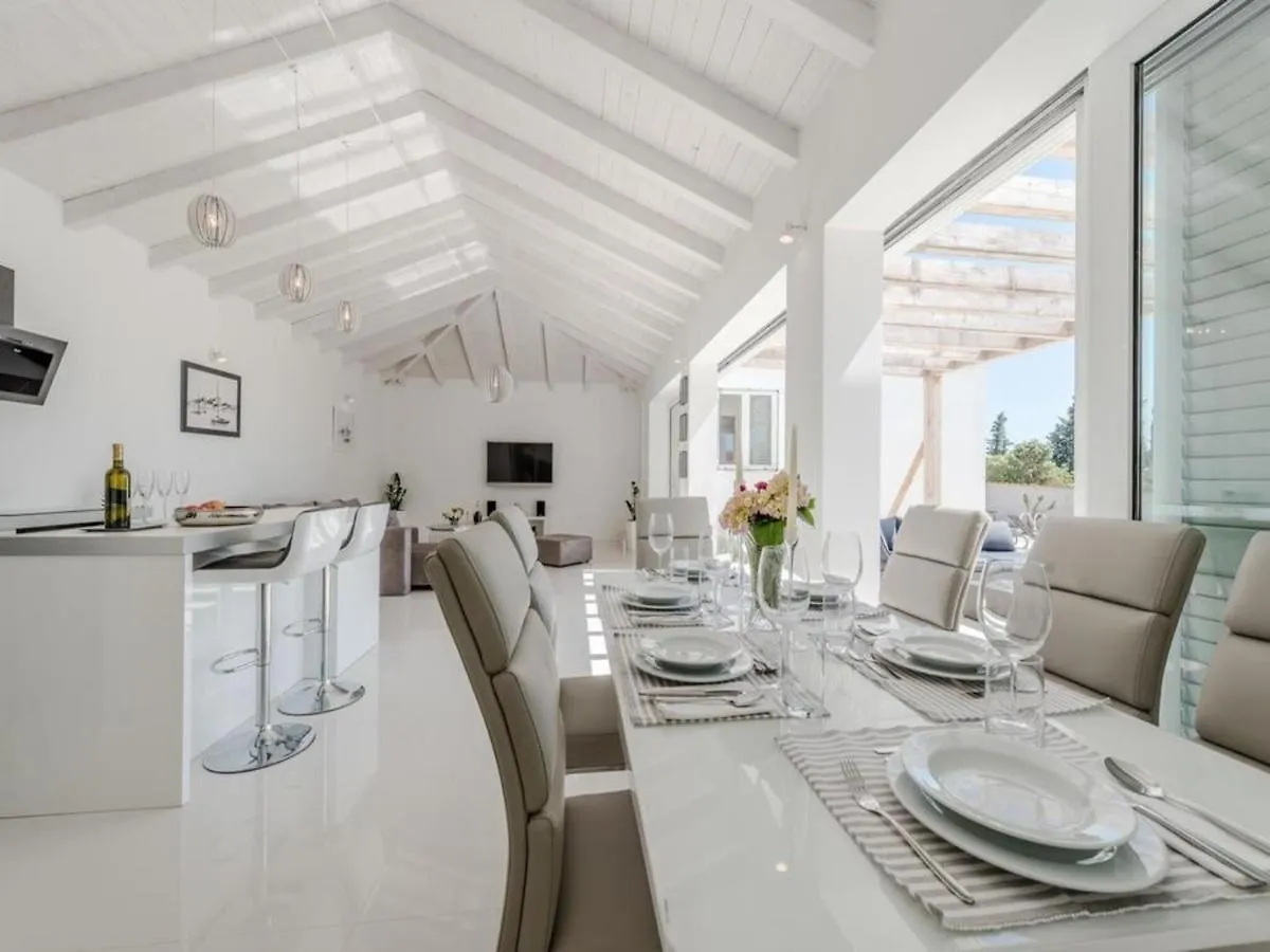 Luxurious Villa In Debeljak With Swimming Pool 0*,